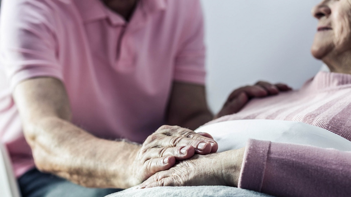 Zaměstnanci budou mít nárok na placené volno k péči o příbuzného, schválila sněmovna