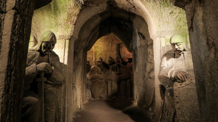 Jeskyně blanických rytířů, sochař-samouk a podnikavý starosta