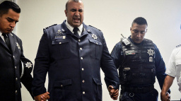 Nebeští policisté věří, že porazí korupci s Biblí v ruce