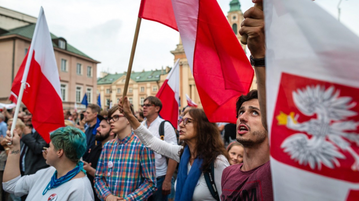 Zuří Poláci i EU: Sporný zákon o nejvyšším soudu prošel Senátem