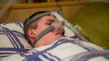 Mladík trpí vzácným onemocněním. Pokud usne bez přístroje, zemře