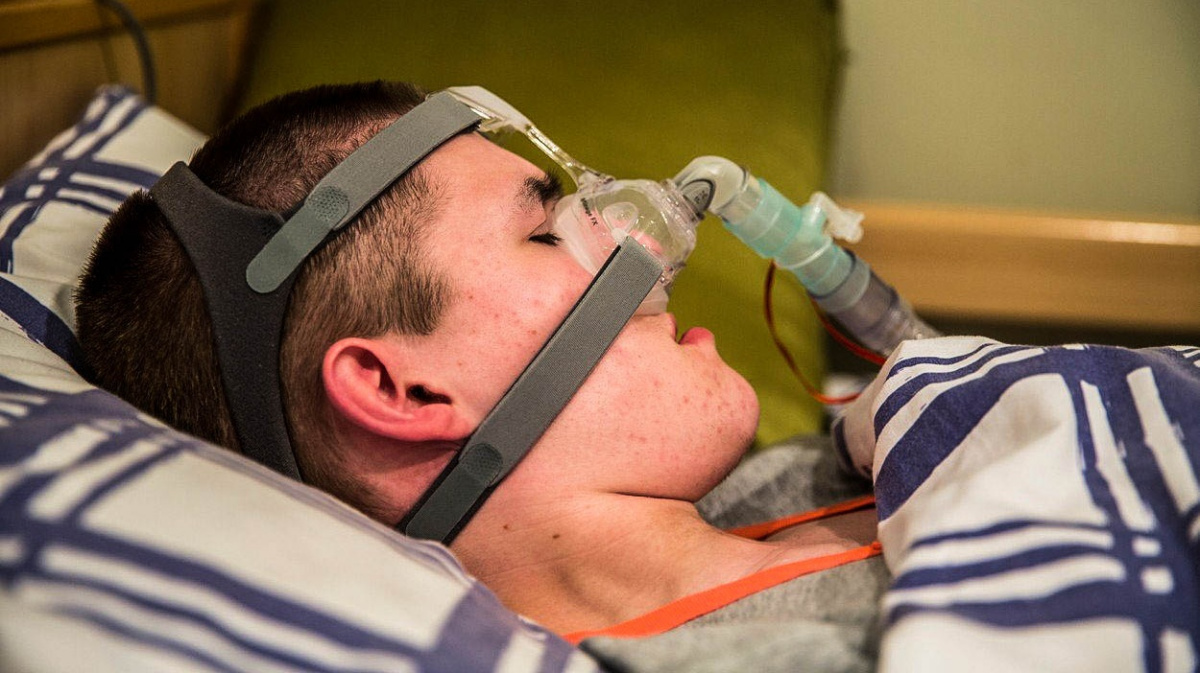 Vzácné a kruté onemocnění: Pokud usne bez přístroje, zemře