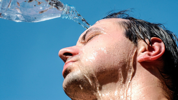Jak si poradit s vedry? Důležitá není jen hydratace, říkají odborníci