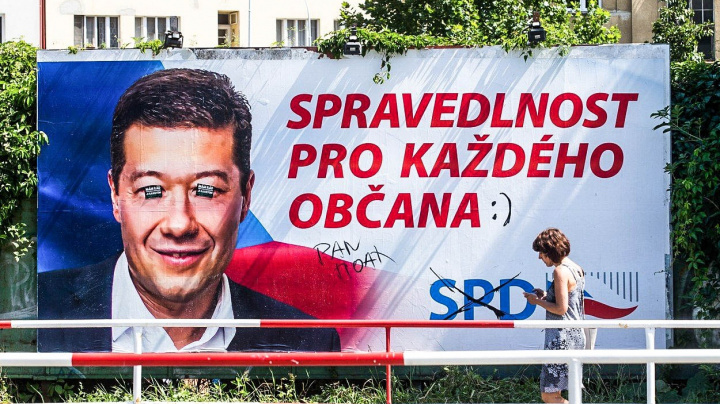 Okamura a jeho kamarádi: Proč mu skandály nezlomily vaz?