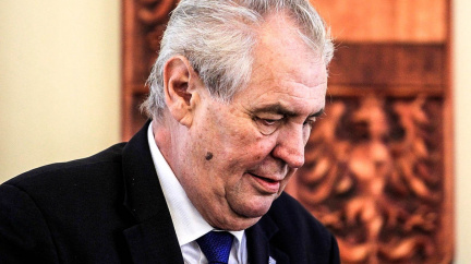 Zeman má dost podpisů, oznámila první dáma. Sbírat je ale bude dál