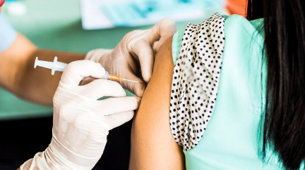 Děti a důchodci ušetří na lécích. Zavádí se také ošetřovatelské volno