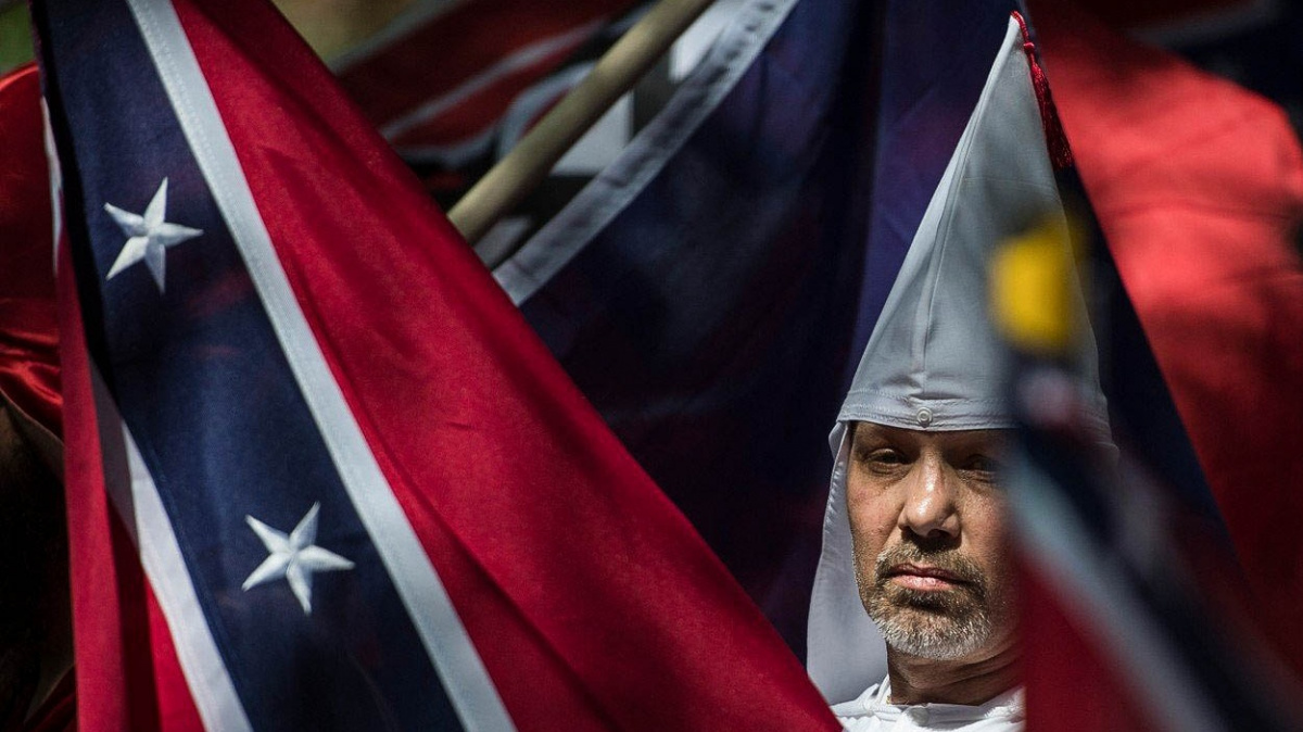 Utiskovaný bílý muž, který miluje hajlování a kukluxklan