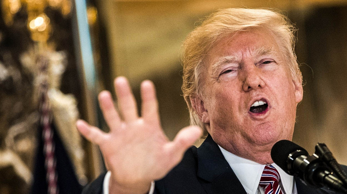 Trump rozpustil poradní sbory. Naštval je svou obhajobou rasistů