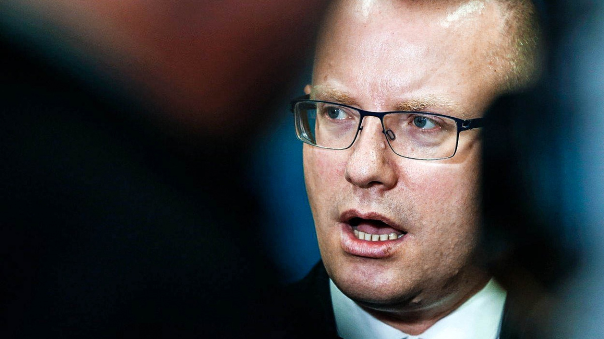 Máme nízké platy. Tak s tím, Macrone, něco dělej!