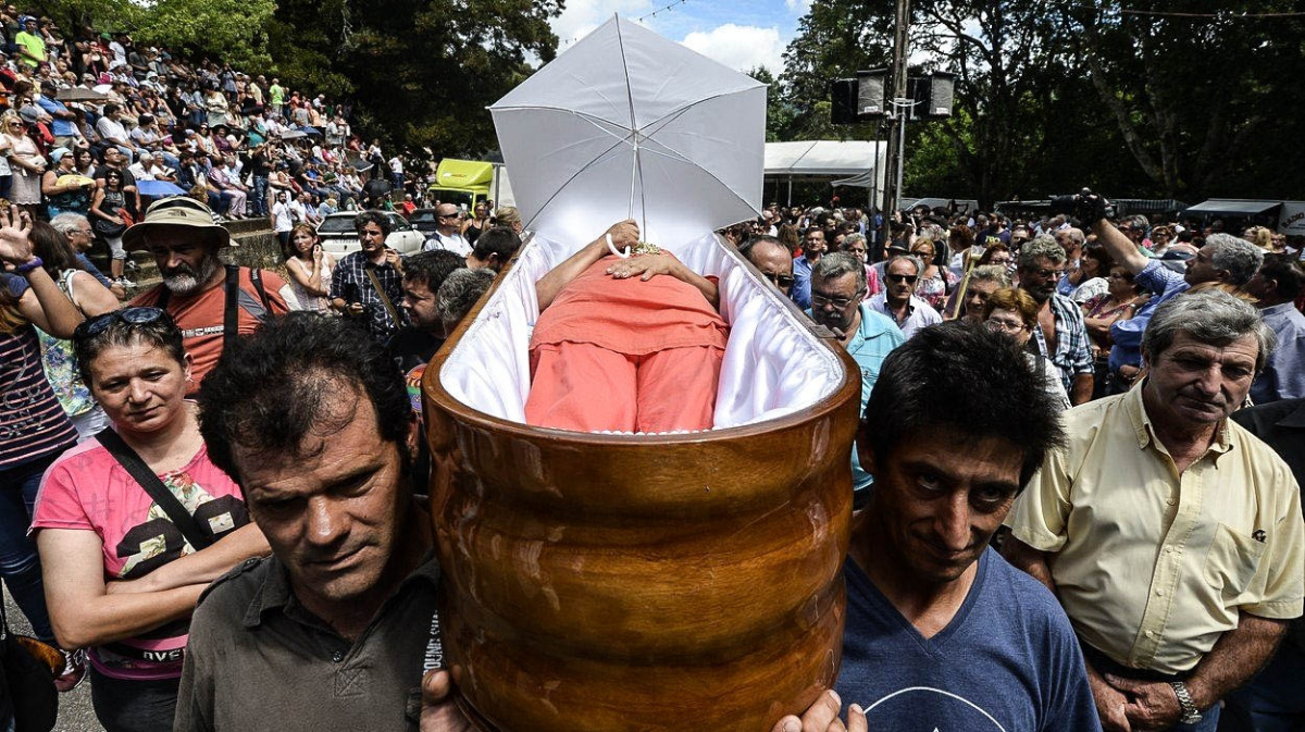 Proč si živí lidé lehají dobrovolně do rakví