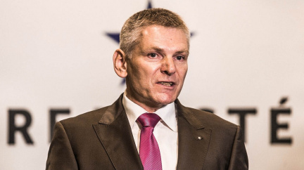 Komentář: Prezidentský kandidát zbrojního průmyslu vzkazuje: Málo zbrojíme