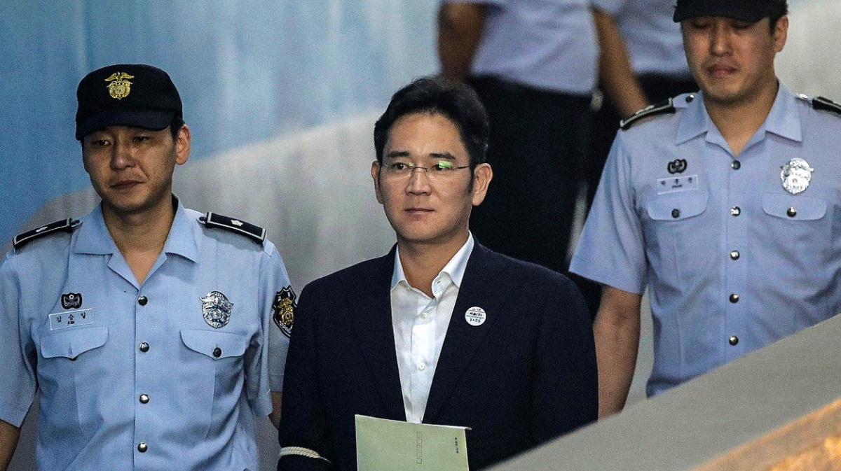 Korupční aféra Samsungu má první oběť. Dědic firmy dostal 5 let vězení