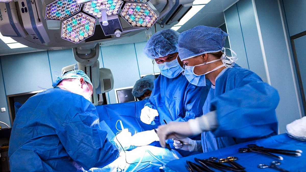 Raritní operace: Lékaři v IKEM transplantovali srdce a játra zároveň