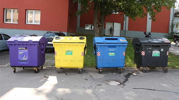 Češi řeší tajemné fialové kontejnery, nad záhadou každý vrtí hlavou