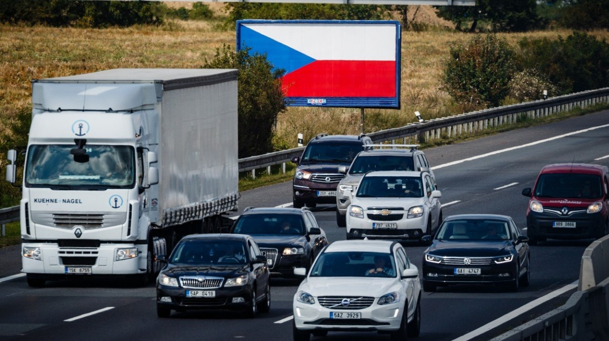 Válka o billboardy: Půjdou dolů, i když je majitelé přelepí, míní Ťok