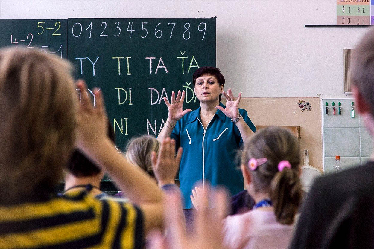 Problém českých učitelů? Nejhorší platy a pohled plaché laně