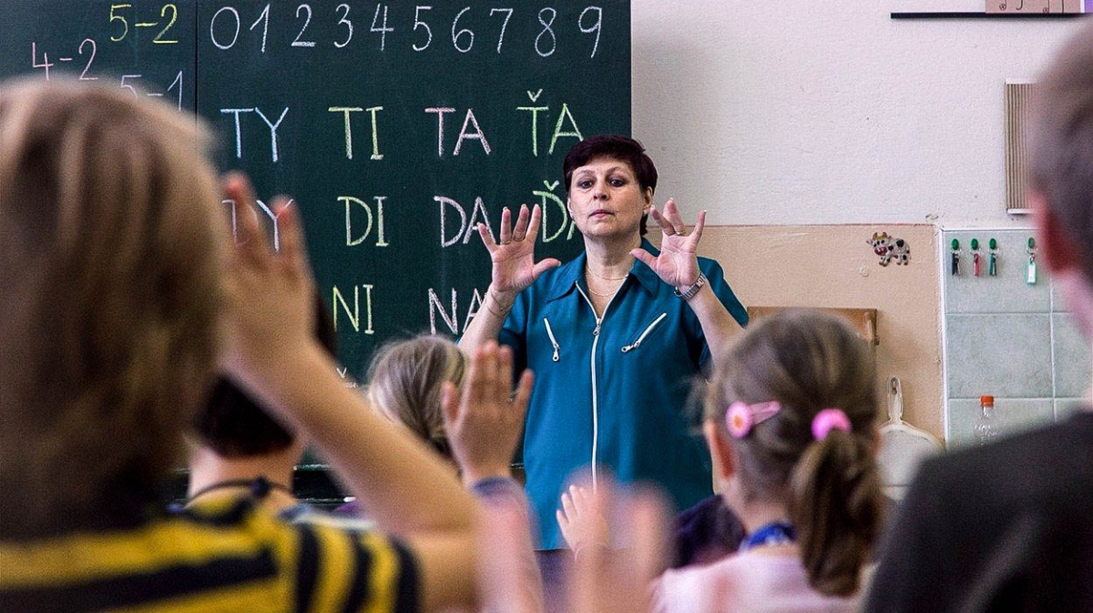 Problém českých učitelů? Nejhorší platy a pohled plaché laně