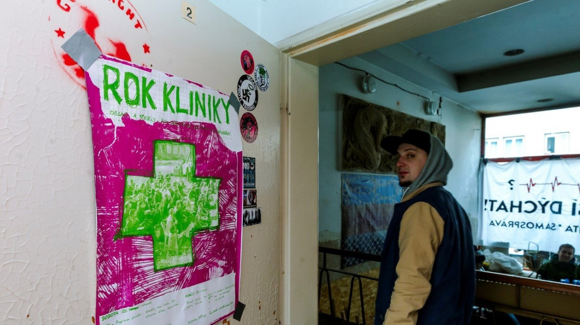 Soud nařídil vyklidit centrum Klinika. Neodejdeme, hlásí aktivisté