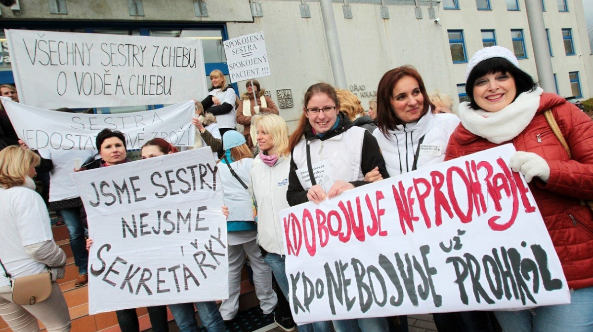 Stávková pohotovost: K učitelům se přidali i hasiči a zdravotníci