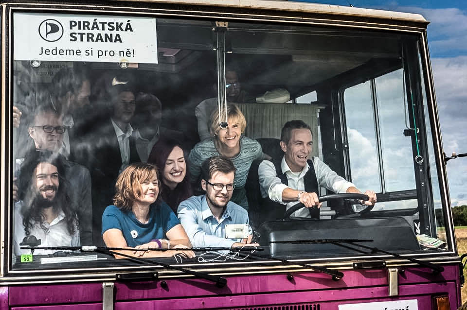 Mají autobus a jedou aneb Co zvážit před volbou Pirátů