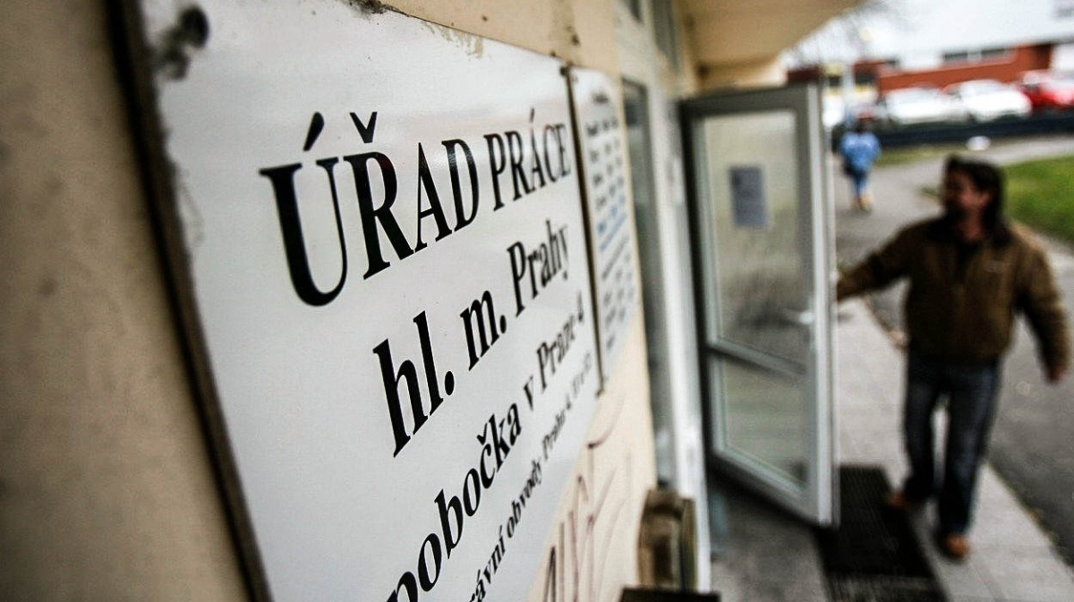 Dolování stamilionů pod rouškou pomoci nezaměstnaným