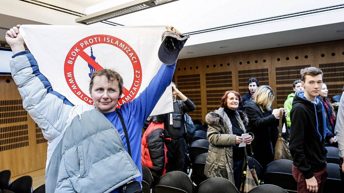 Somálka prohrála spor o nošení hidžábu při výuce. Podle soudu je zákaz v pořádku