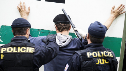 Anarchisté obžalovaní z přípravy útoku na vlak jsou volní. Soud zpochybnil práci policie