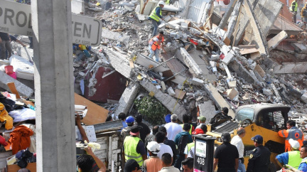 Mexiko se vzpamatovává z ničivého zemětřesení, počet obětí překročil tři stovky