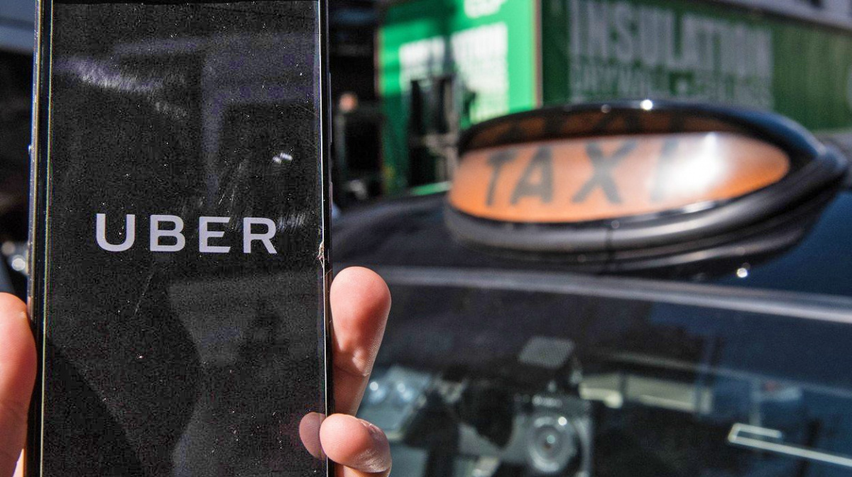 Taxikáři vyrazí na protestní jízdu proti Uberu, společnost má trable i v Londýně