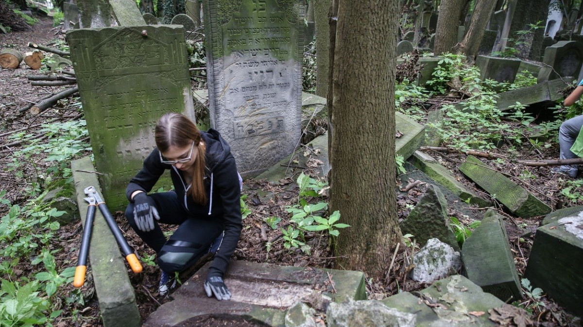 Proč se mládež z Evropy stará o jeden židovský hřbitov v Polsku