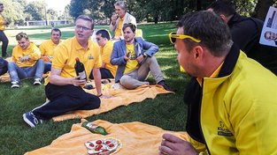 Lidovci zahájili horkou fázi volební kampaně piknikem v parku