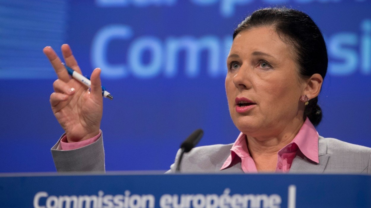 Poukážu na výrobce, kteří vyrábějí šmejdy, slibuje Jourová