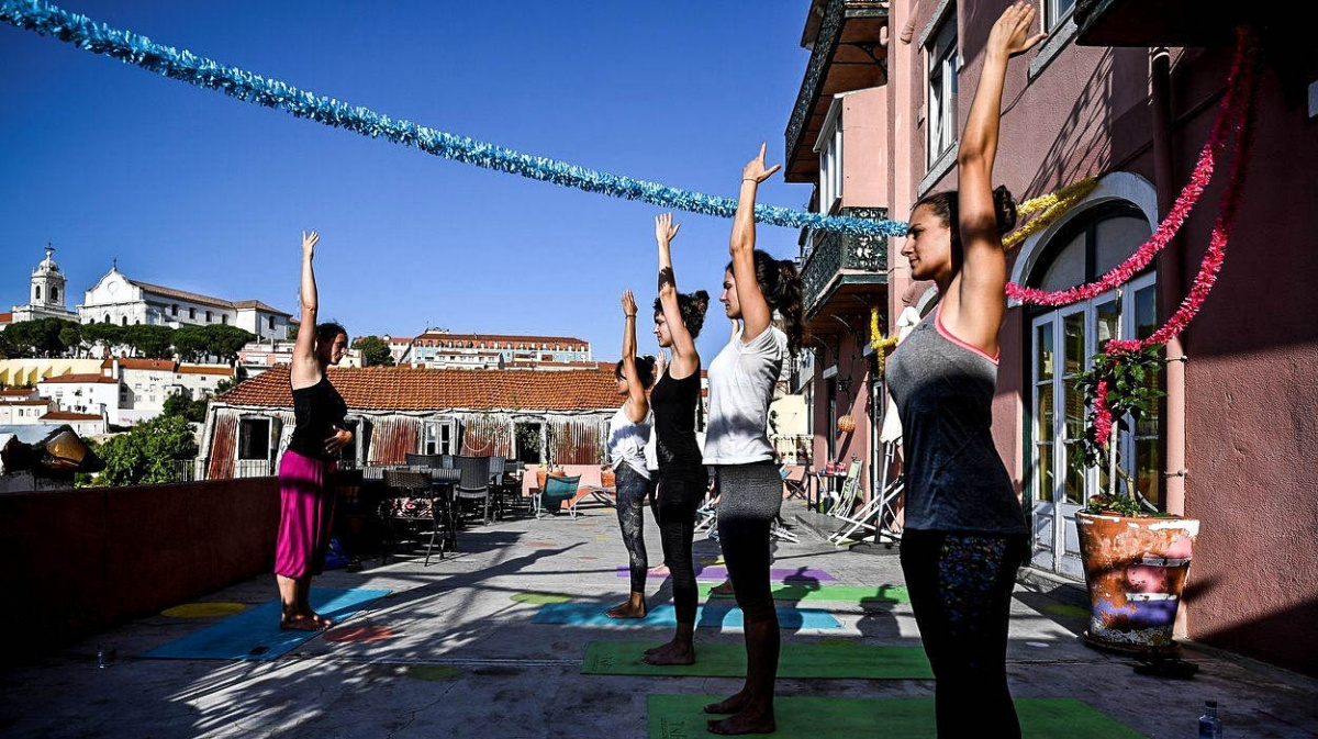 Jóga, jak ji neznáte: Ztratíte rovnováhu a spadnete ze střechy