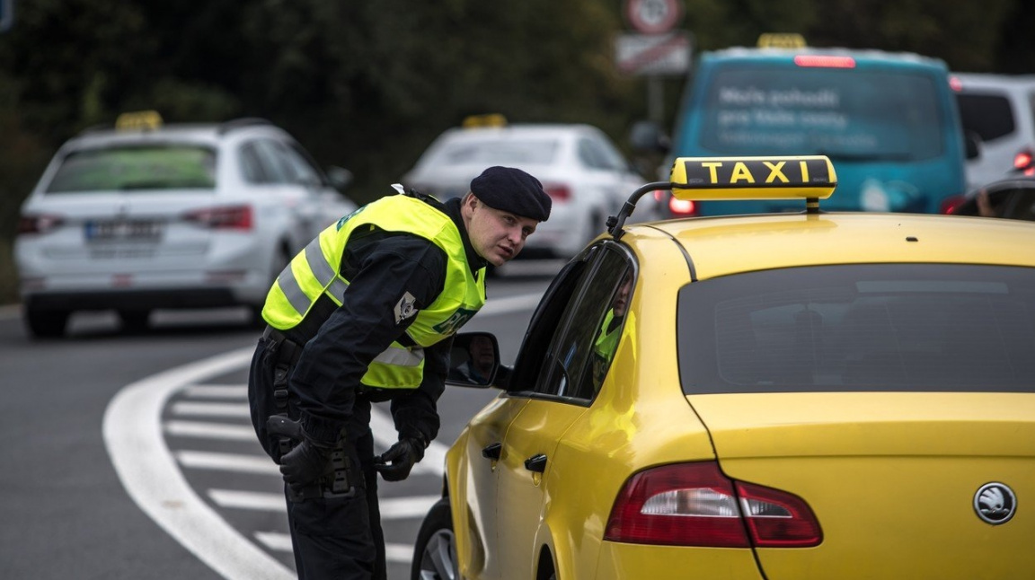 Taxikáři blokovali cestu na letiště, proti Uberu protestovali i před magistrátem