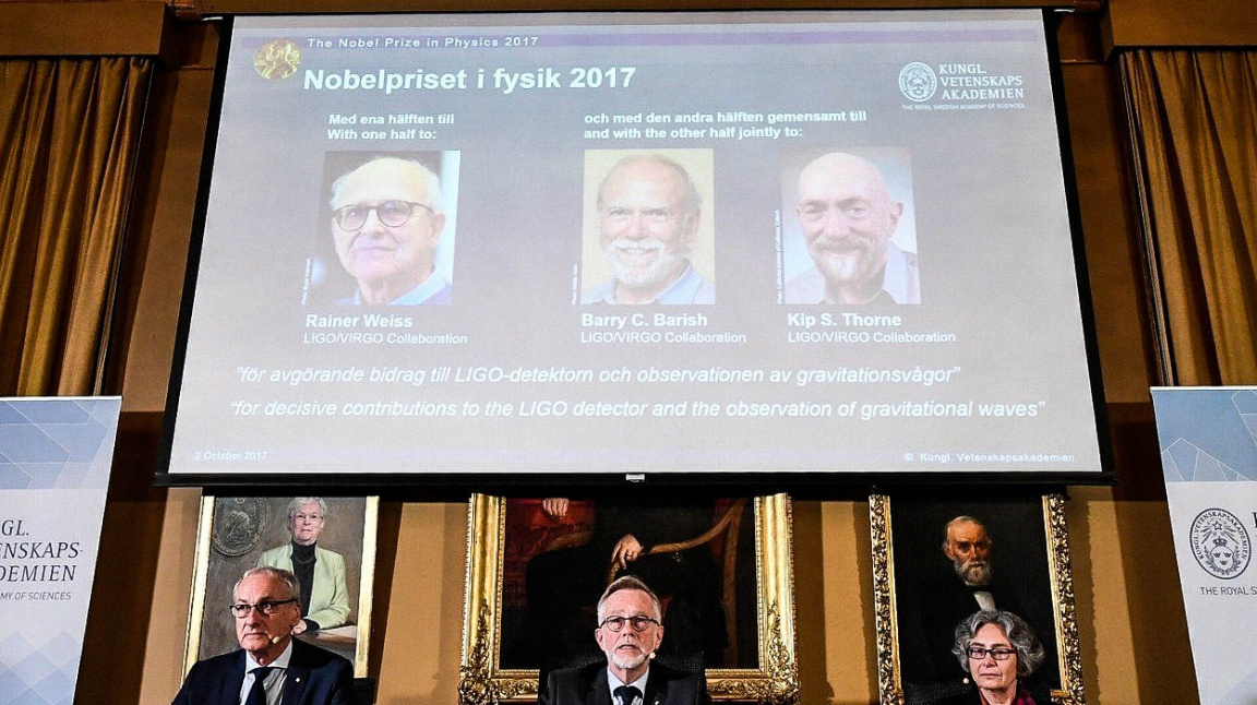 Nobelovu cenu za fyziku získali tři vědci za detekci gravitačních vln