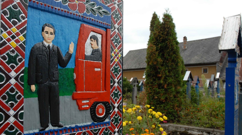 Na veselém hřbitově vládne černý humor. Mrtví si ze sebe 'utahují'