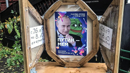 Putin cválá na párku. Ruský prezident dostal k narozeninám výstavu memů