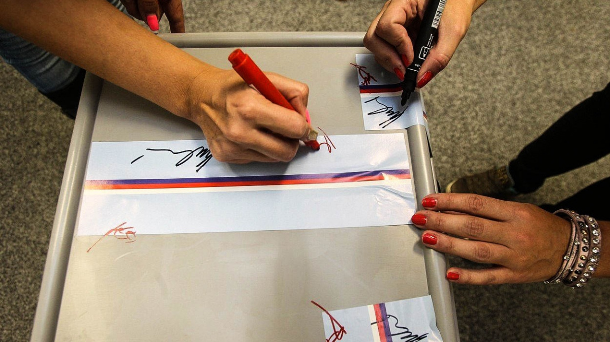 Více než stovce stran a hnutí hrozí pokuta kvůli chybám v hospodaření