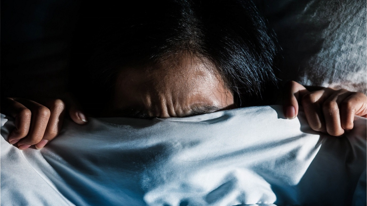 Spíte na břiše? Nový průzkum ukazuje, o čem to vypovídá