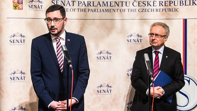 Podle senátora Jana Veleby se Senát změnil v nástroj politického boje s prezidentem Zemanem.