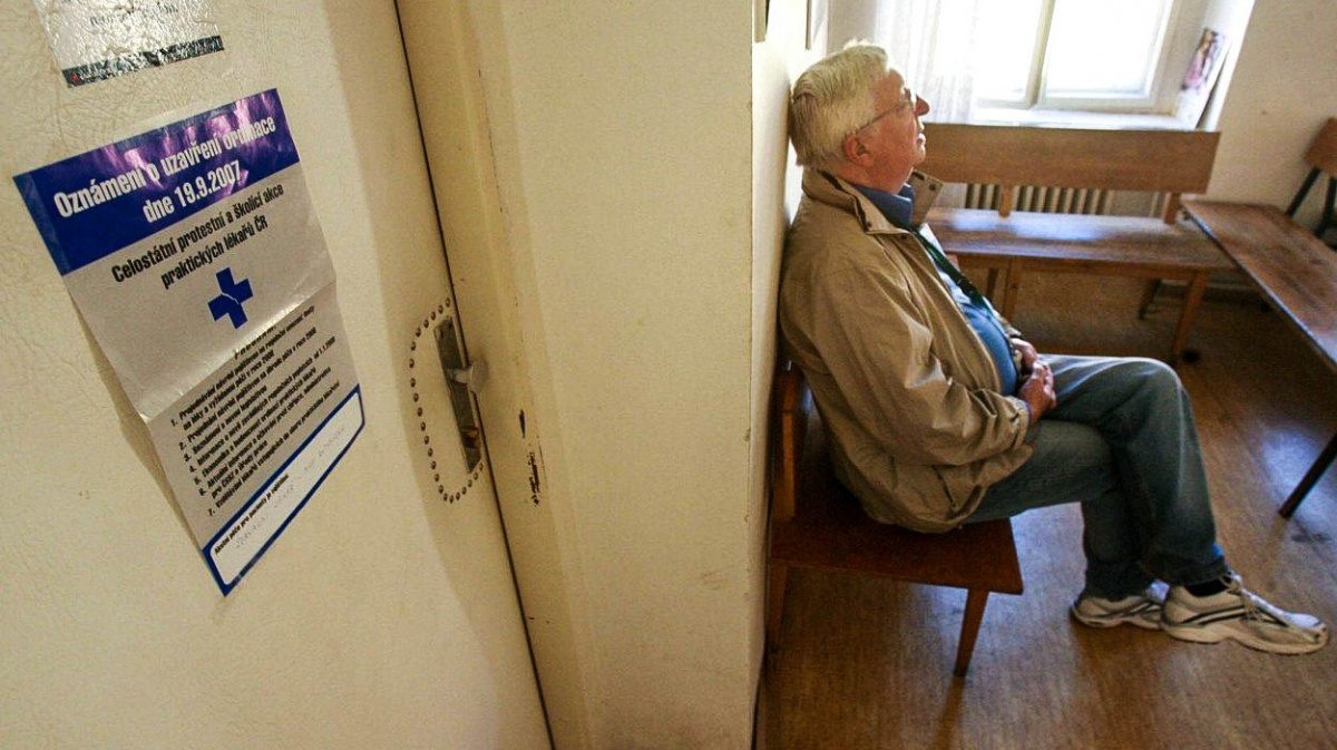 Tisíce lékařů zavřely ordinace, zlobí se i lékárníci