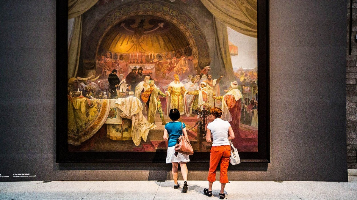 Stěžejní Muchovo dílo patří Praze. Pohřbili jste ho, volají příbuzní malíře