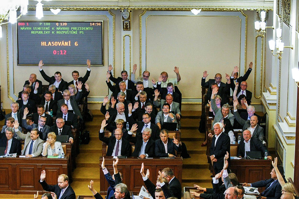 Sněmovna plná komparzistů: Proč v ní chybí osobnosti?