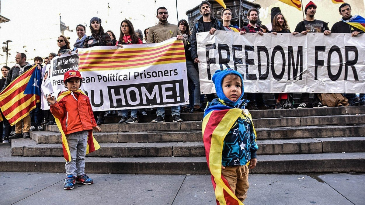 Madrid oseká Kataláncům autonomii. Protestují statisíce lidí