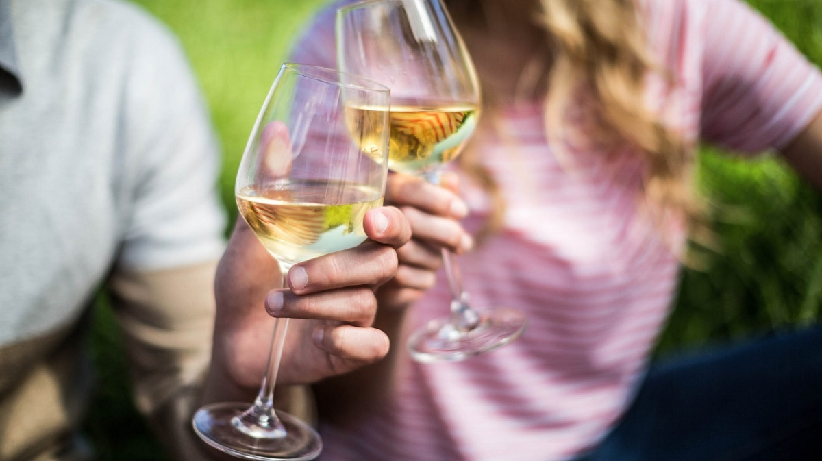 Proč ženy pijí radši bílé víno? Nejde jen o chuť, tvrdí studie