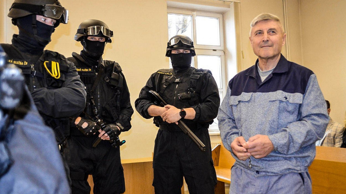 Kočkův vrah Ďuričko je na svobodě. Koupil si neprůstřelnou vestu