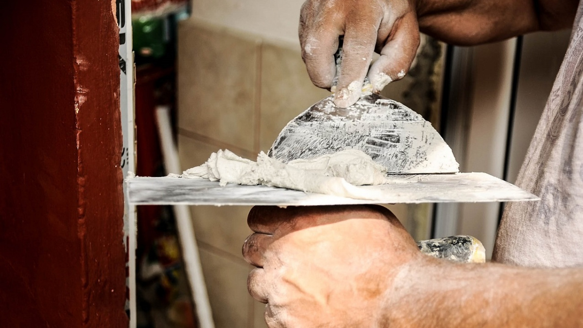 Stopka zedníkům i instalatérům: V Česku už přes agenturu pracovat nemohou