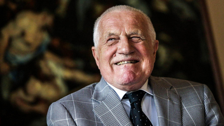 Čeští diplomaté asistují exprezidentu Klausovi při cestách do ciziny. Povinně i za krajní pravicí