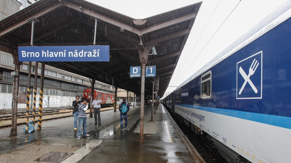 Brnem hýbe spor o nádraží: Rozhodnutí ANO může rozbít koalici, tvrdí Hollan