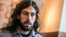 Svět se razantně změnil, proto vznikli Piráti, říká nově zvolený poslanec Mikuláš Ferjenčík